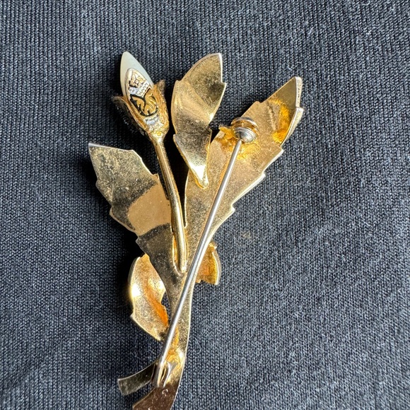 Vintage Floral Brooch – Gold Tone Art Nouveau Style - Picture 6 of 10